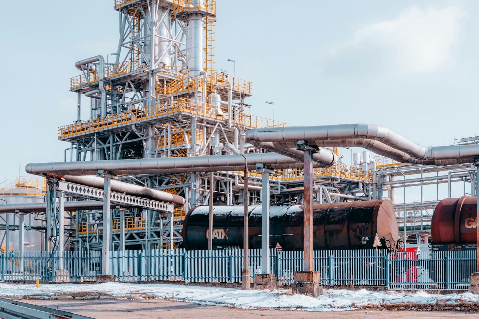 Grosse Industrieanlage mit einem Netz aus Stahlrohren
